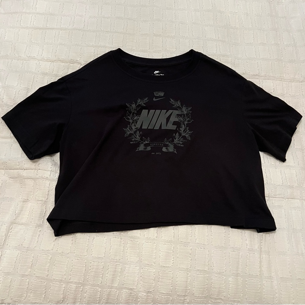 Black nike tee